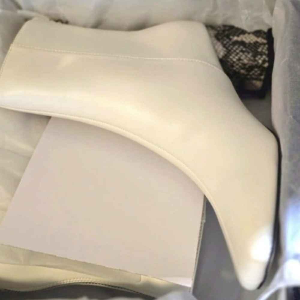Chic White Ankle Boots with Snakeskin Block Heel - Picture 2 of 8